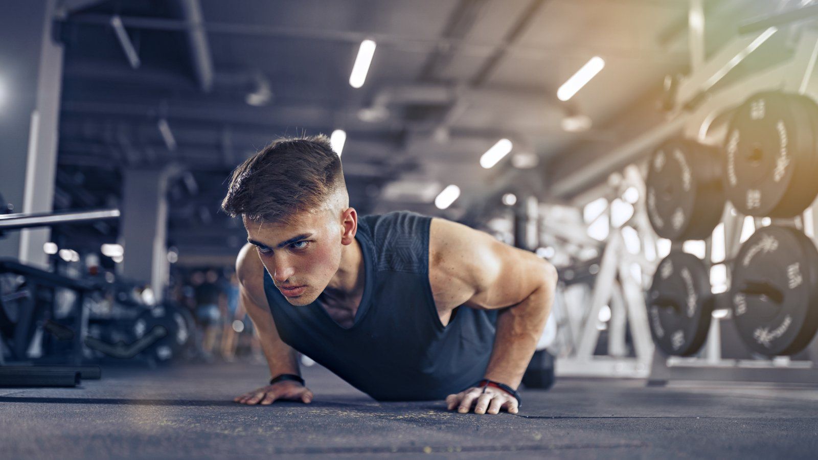 Personne pratiquant un renforcement musculaire au sol